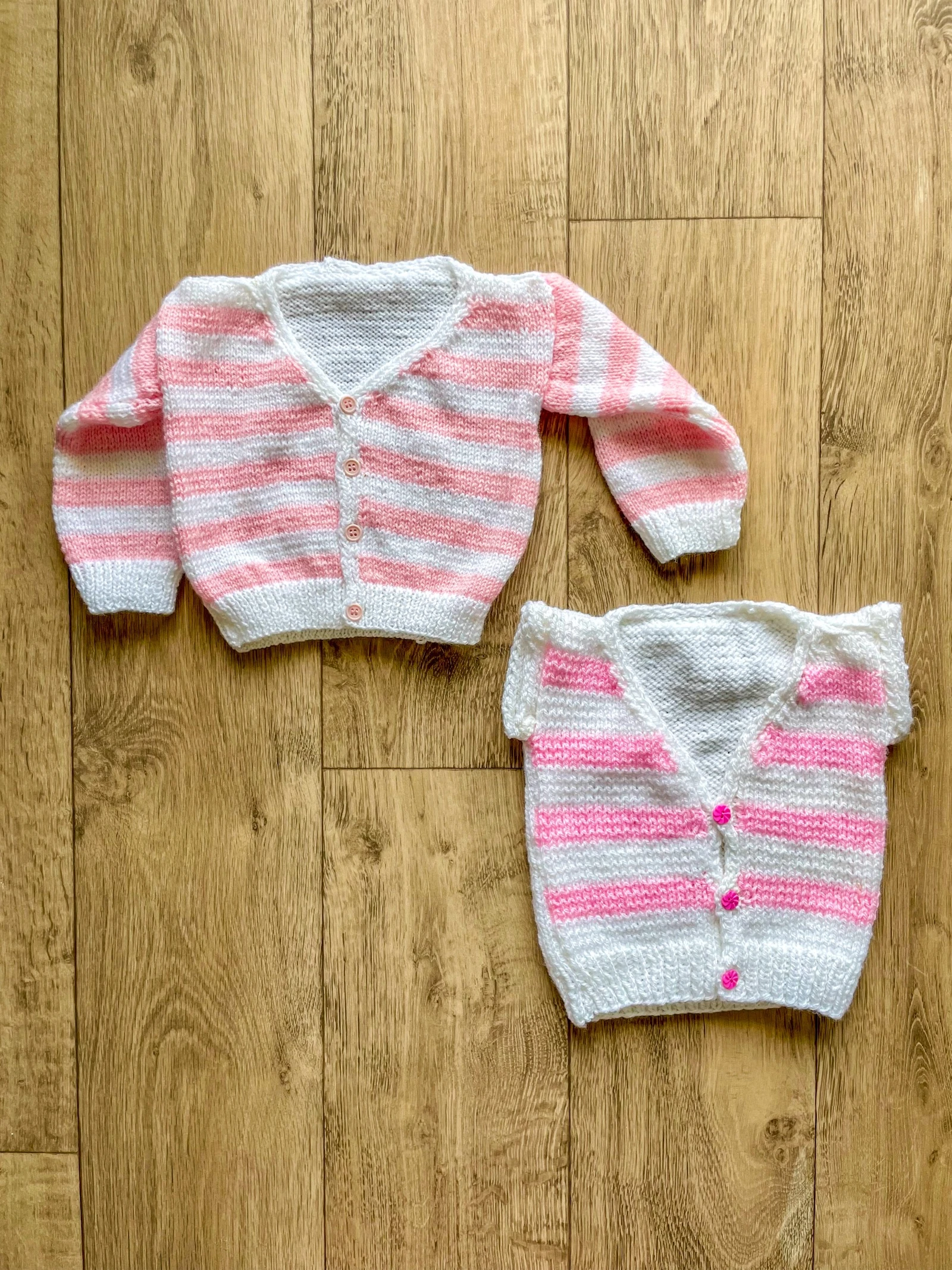 Lot gilets bébé fille à rayures blanches et roses fait main taille 3 mois 